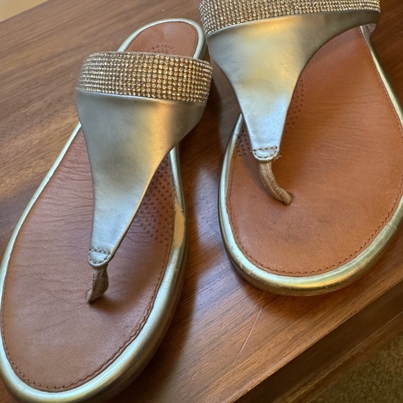 Fitflop Shoes - Women's FitFlop Pewter/Gold Sandals women’s sized 6